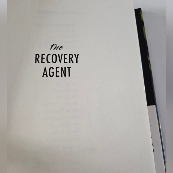 Janet Evanovich. The Recovery Agent. Atria  2022 Home Accents Cofffe TableBooks - Picture 12 of 14